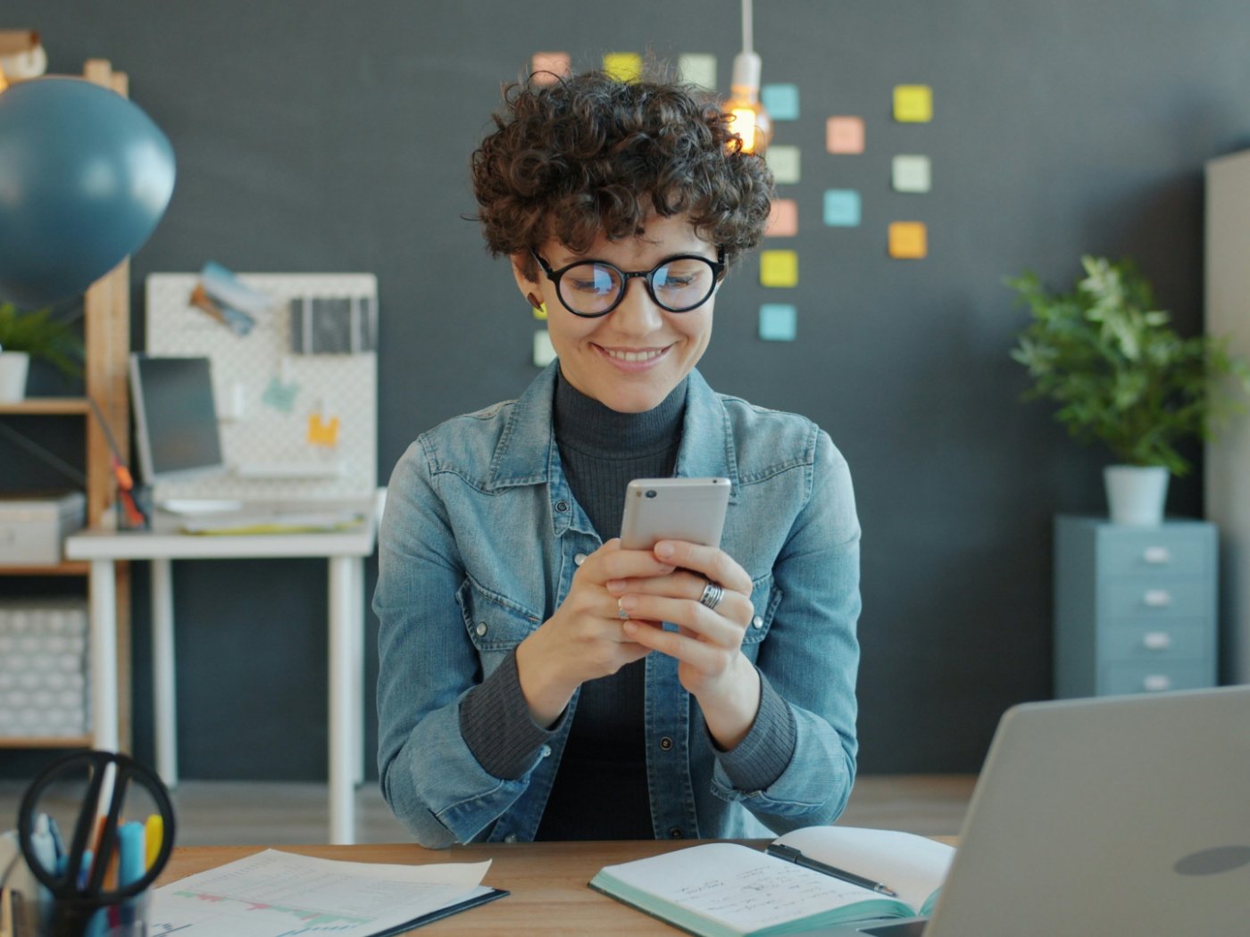 Frau nutzt Tablet-App für Gesundheitstracking